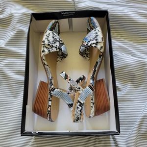 9 1/2 Wide. Naturalizers blue snake sandals